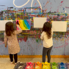 Dos nilñas pintan en el espacio que Frretime quiere adaptar.