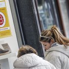 Comercios del centro de la capital burgalesa con los carteles de la campaña de bonos al consumo.