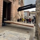 Imagen de la llegada de las polémicas puertas de Antonio López a la Catedral de Burgos.