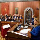 La alcaldesa, Cristina Ayala, y al fondo la bancada donde se sientan PP y Vox.