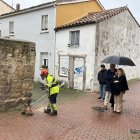 La alcaldesa, Cristina Ayala, y el concejal de Medio Ambiente, Carlos Niño, observan los trabajos de limpieza en Villatoro.