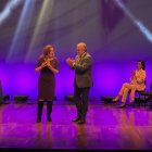 Mónica Pérez Villegas recoge el reconocimiento de manos de Pedro de la Fuente.