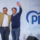 El presidente del Partido Popular, Alberto Núñez Feijóo, junto al presidente de la Junta de Castilla y León y del PP de Castilla y León, Alfonso Fernández Mañueco