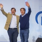 El presidente del Partido Popular, Alberto Núñez Feijóo, junto al presidente de la Junta de Castilla y León y del PP de Castilla y León, Alfonso Fernández Mañueco