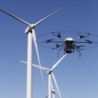 Un aracnocóptero inspecciona los aerogeneradores de un parque eólico de Iberdrola en Castilla y León.