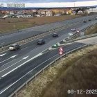 Circulación en la tarde del lunes en el punto de la A-1 en el que horas antes un camión embistió a un turismo ocupado por una familia.