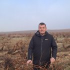 Enrique posa en uno de sus viñedos