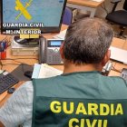 La Guardia Civil identifica y detiene a dos personas.