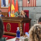 La alcaldesa, Cristina Ayala, se dirige al principal grupo de la oposición, el PSOE.