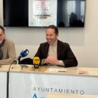 El concejal José Antonio Fuertes y el responsable del departamento de Lengua y Literatura del IES El Empecinado, Rubén Cob
