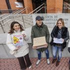 Presentación de firmas y registro de alegaciones en la Junta contra la planta de Villangómez.