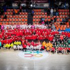 Foto de familia del primer equipo y el staff con todas las categorías inferiores de la academia. T