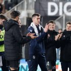 Aitor Córdoba saluda a la afición al término del partido contra el Huesca.