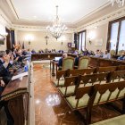 Votación durante el Pleno ordinario de enero  de la Diputación de Burgos.