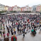 700 niños de 17 colegios de Burgos bailaron al mismo ritmo la jota burgalesa en la Plaza Mayor.