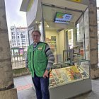 Luis Ángel González Torres, vendedor del puesto de los Soportales de Antón.