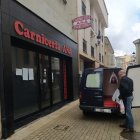 Una veintena de comercios ofrecen a los vecinos afectados por el corte de la N-232 realizar la compra por teléfono y distribuir los productos en sus localidades.