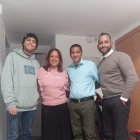 Ramón y Dilis posan con sus hijos en su casa alquilada de Huerta de Rey