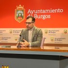 El concejal del PSOE Julio César Arnaiz, durante su rueda de prensa.