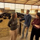 González Corra, durante su visita a una explotación ganadera.