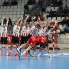 Acrobático disparo a puerta de Jaime González, autor de cinco tantos en la cancha del equipo valenciano.