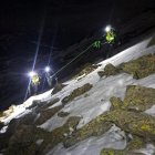 Un momento del rescata de los dos jóvenes atrapados por nieve y hielo.