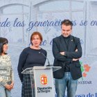 María Antonia González Núñez, alcaldesa de Pedrosa de Duero, flanqueada por la portavoz de la Diputación, Inmaculada Sierra, y José Enrique García, director general Gabrielistas Ribera del Duero.