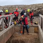Los equipos de rescate intervienen en la pasarela.