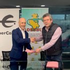 Javier González Moreno, director provincial de Ibercaja, y Jesús Sadornil Castrillo, presidente de Adesbur.