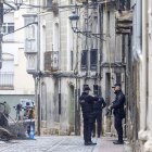 Agentes de la Policía Nacional, en la calle de la Fuente de Miranda horas después del suceso.