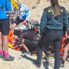 Los agentes auxilian al ciclista herido.