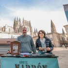 El edil de Medio Ambiente, Carlos Niño, y Yolanda Fulgueiras, de la empresa Anthesis, presentaron la campaña informativa 'Abre el marrón, cierra el círculo. Tu tarjeta es la llave'.