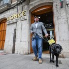 Rubén Martínez, director de la ONCE en Burgos, junto a su perro, Korky.
