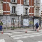 Colocación del cerramiento junto al edificio de calle Progreso 14.