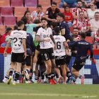 Los jugadores celebran el gol ante el Granada.