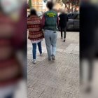 Una imagen de la detención de la mujer acusada de fraude.