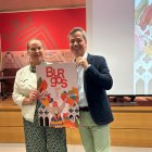 Cristina Ayala y César Barriada con el cartel de las fiestas de San Pedro y San Pablo 2026.