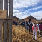 Un grupo de escolares se adentra en un poblado de la Edad de Hierro