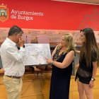 Juan Manuel Manso, Cristina Ayala y Andrea Ballesteros muestran el mapa que se enviará en forma de díptico a la ciudadanía burgalesa.