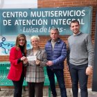 Lucía Pereiro, responsable comercial de Frigo, y Alberto Renes, gerente de Tudis, durante la entrega del cheque correspondiente a la recaudación obtenida en la campaña de 2025 a Chus Delgado, presidenta, y Álvaro Castaño, gerente de la Asociación Párkinson Burgos.