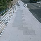 En la imagen se ve que donde debería haber baldosas se ha rellenado el terreno para no tropezar.