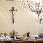 Representantes 'populares' y la portavoz socialista en la Diputación durante el Pleno ordinario de julio.