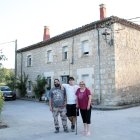Gustavo y Arancha junto a su hijo Marco frente a la casa que han adquirido en San Pedro Samuel.