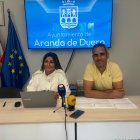 La concejala de Turismo, Amaya Sanz, con el concejal de Vox, Sergio Chagartegui