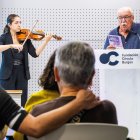 La violinista Sara Arjona acompañó las palabras de Lorenzo y creó una emotiva atmósfera.