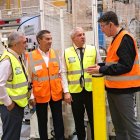El delegado del Gobierno, Nicanor Sen, durante su visita a la factoría de la multinacional en el polígono burgalés de Villalonquéjar, acompañado de Ricardo García, presidente de BAM.