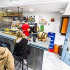 El bar La Barrica recupera la normalidad tras el asalto sufrido hace unos días de madrugada.