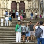 Un grupo de turistas inmortaliza su entrada en la Catedral de Burgos.