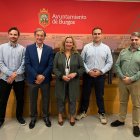 La alcaldesa de Burgos, Crisina Ayala, con el rector de la Universidad Isabel I y los organizadores del evento.
