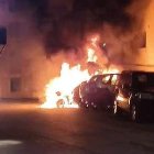 Intervención de los bomberos de Pradoluengo en el incendio del vehículo.